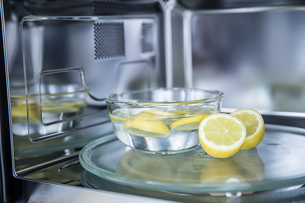agua con limón para limpiar el microondas