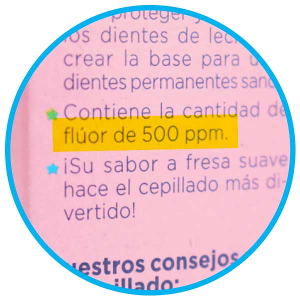 etiqueta de pasta de dientes infantil señalando que contiene 500 ppm de flúor